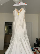 Load image into Gallery viewer, Allure Bridals &#39;September 9731&#39; wedding dress size-10 NEW
