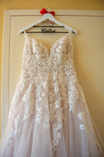Load image into Gallery viewer, Essense of Australia &#39;D2363&#39; wedding dress size-14 PREOWNED
