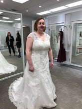 Load image into Gallery viewer, David&#39;s Bridal &#39;7T3299&#39; wedding dress size-16 PREOWNED
