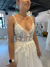 Load image into Gallery viewer, Made With Love &#39;Summer&#39; wedding dress size-04 NEW
