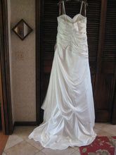 Load image into Gallery viewer, Stella York &#39;5852&#39; - Stella york - Nearly Newlywed Bridal Boutique - 2
