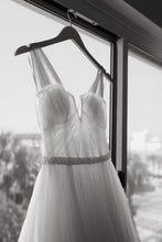 Load image into Gallery viewer, Amsale &#39;A-Line Custom Design&#39; wedding dress size-00 PREOWNED
