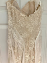 Load image into Gallery viewer, Ines Di Santo &#39;Cameo&#39; wedding dress size-06 SAMPLE
