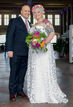 Load image into Gallery viewer, Cynthia Rowley &#39;Embroidered Lace&#39; size 14 used wedding dress front view on bride
