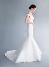 Load image into Gallery viewer, Jaclyn Jordan &#39;Loren&#39; size 8 sample wedding dress side view on model
