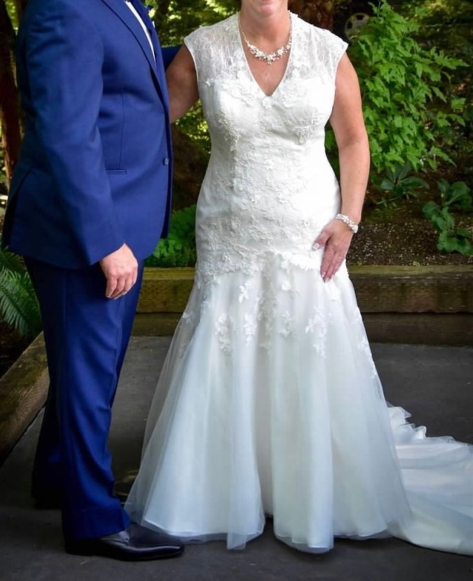 Melissa Sweet 'Ivory Cap Sleeve Trumpet Lace Ms251005 Vintage Wedding Dress' wedding dress size-08 PREOWNED