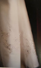 Load image into Gallery viewer, Reem Acra &#39;unknown&#39; wedding dress size-04 PREOWNED
