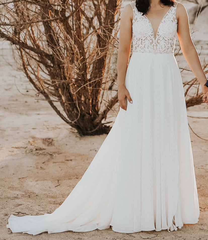 David's Bridal 'Lace Sheer Bod VNeck Aline' wedding dress size-06 PREOWNED
