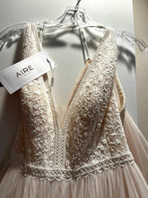 Load image into Gallery viewer, aire barcelona &#39;WUTNAV BG4655 CAM&#39; wedding dress size-06 NEW
