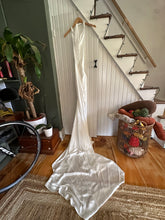 Load image into Gallery viewer, Grace Loves Lace &#39;Goldie&#39; wedding dress size-04 SAMPLE
