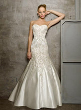 Load image into Gallery viewer, Mori Lee &#39;2512&#39; size 4 used wedding dress front view on model
