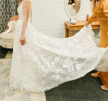 Load image into Gallery viewer, Made With Love &#39;Elsie Flowy&#39; wedding dress size-02 PREOWNED
