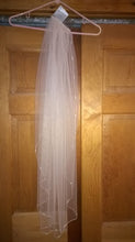 Load image into Gallery viewer, Allure &#39;2904&#39; size 12 new wedding dress view of veil
