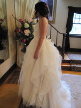 Load image into Gallery viewer, Alvina Valenta &#39;AV 9450&#39; wedding dress size-08 PREOWNED
