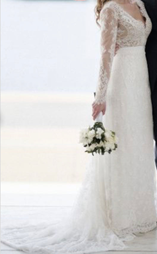 Carolina Herrera 'Claudette' size 12 used wedding dress side view on bride