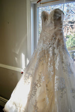 Load image into Gallery viewer, sophia tolli &#39;Peony&#39; wedding dress size-04 PREOWNED
