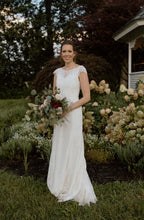 Load image into Gallery viewer, Flora Bridal &#39;Julia&#39; wedding dress size-06 PREOWNED
