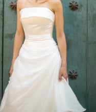 Load image into Gallery viewer,  &#39;Caroline Castigliano&#39; wedding dress size-02 PREOWNED
