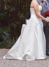 Load image into Gallery viewer, Alfred Angelo &#39;1136&#39; size 8 used wedding dress side view on bride
