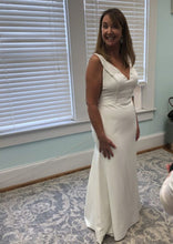 Load image into Gallery viewer, Sarah Seven &#39;Belmont&#39; size 10 used wedding dress  side view on bride
