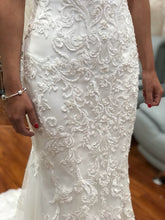 Load image into Gallery viewer, Essence of Australia &#39;2362&#39; size 4 new wedding dress front view close up
