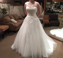 Load image into Gallery viewer, Sweetheart &#39;6027&#39; wedding dress size-06 NEW
