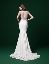 Load image into Gallery viewer, Daalarna &#39;PRD 232&#39; size 6 sample wedding dress back view on model
