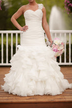 Load image into Gallery viewer, Maggie Sottero &#39;Divina&#39; wedding dress size-04 PREOWNED
