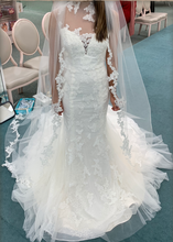 Load image into Gallery viewer, Vera Wang White &#39;Chantilly Lace Trumpet&#39; size 0 new wedding dress front view on bride
