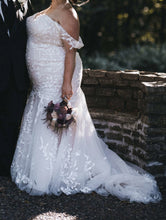 Load image into Gallery viewer, Allure Bridals &#39;9678&#39; wedding dress size-18 PREOWNED
