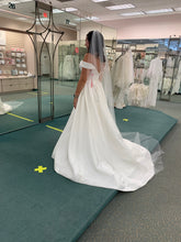 Load image into Gallery viewer, David&#39;s Bridal &#39;Off the shoulder satin ball gown wedding dress&#39; wedding dress size-06 NEW
