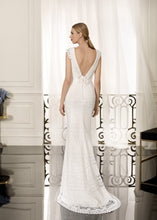 Load image into Gallery viewer, Cabotine &#39;Nerac&#39; size 4 new wedding dress back view on model
