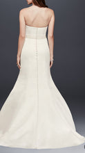 Load image into Gallery viewer, David&#39;s Bridal &#39;WG9871&#39; size 10 new wedding dress back view on model
