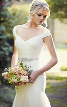 Load image into Gallery viewer, Essence of Australia &#39;1802&#39; size 0 used wedding dress front view on model
