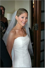 Load image into Gallery viewer, Vera Wang &#39;99259&#39; size 8 used wedding dress side view on bride
