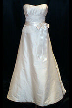 Load image into Gallery viewer, Paloma Blanca &#39;3851&#39; size 14 used wedding dress front view on mannequin
