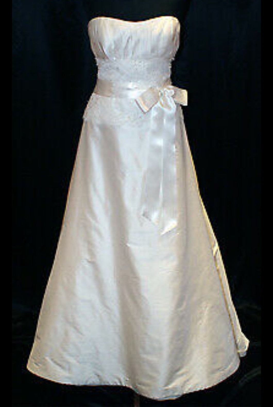 Paloma Blanca '3851' size 14 used wedding dress front view on mannequin