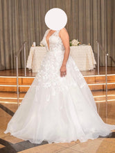 Load image into Gallery viewer, Private Collection &#39;Julio González collection&#39; wedding dress size-06 PREOWNED
