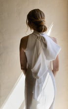 Load image into Gallery viewer, Carolina Herrera &#39;Iris Dress&#39; wedding dress size-04 PREOWNED
