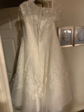 Load image into Gallery viewer, David&#39;s Bridal &#39;8CMK513&#39; wedding dress size-16 NEW
