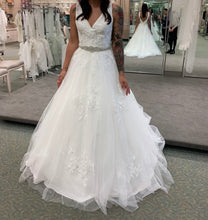 Load image into Gallery viewer, Davids Bridal &#39; Mikado and Tulle V-Neck Ball Gown Wedding Dress&#39; wedding dress size-04 NEW
