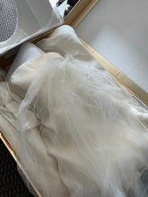 Load image into Gallery viewer, Vera Wang &#39;NA&#39; wedding dress size-02 PREOWNED
