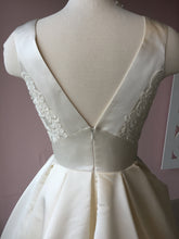 Load image into Gallery viewer, Mon Cherie &#39;Laine Berry&#39; size 4 new wedding dress back view close up on mannequin
