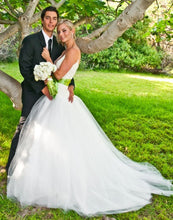 Load image into Gallery viewer, Monique Lhuillier &#39;Swan Lake&#39; - Monique Lhuillier - Nearly Newlywed Bridal Boutique - 2
