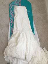 Load image into Gallery viewer, Essence of Australia &#39;1417&#39; size 8 used wedding dress front view flat
