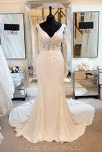 Load image into Gallery viewer, Essense of Australia &#39;EA-D2124&#39; wedding dress size-04 NEW
