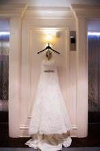 Load image into Gallery viewer, Allure Bridals &#39;950OAKJ&#39; wedding dress size-06 PREOWNED
