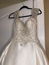Load image into Gallery viewer, Casablanca &#39;2416-1FB&#39; wedding dress size-06 PREOWNED

