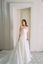 Load image into Gallery viewer, Vera Wang &#39;Odette&#39; wedding dress size-00 PREOWNED

