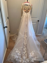 Load image into Gallery viewer, Essense of Australia &#39;D2532&#39; wedding dress size-12 PREOWNED
